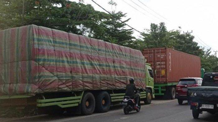 Truk-parkir-di-jalan-Noerdin-Pandji-Kebun-Sayur-menunggu-jam.jpg