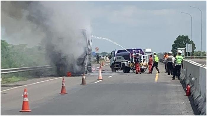 Truk-terbakar-di-Tol-Lampung-Palembang-hari-ini-di-Km-360-Kabupaten-OKI.jpg