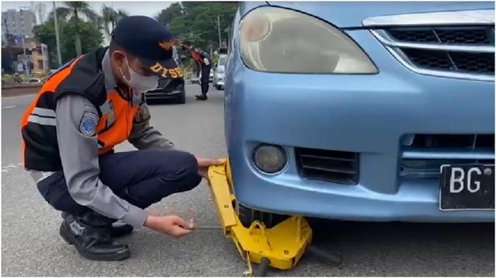 Tujuh-mobil-digembok-petugas-Dishub-Kota-Palembang-karena-parkir-dan-setop-sembarangan.jpg