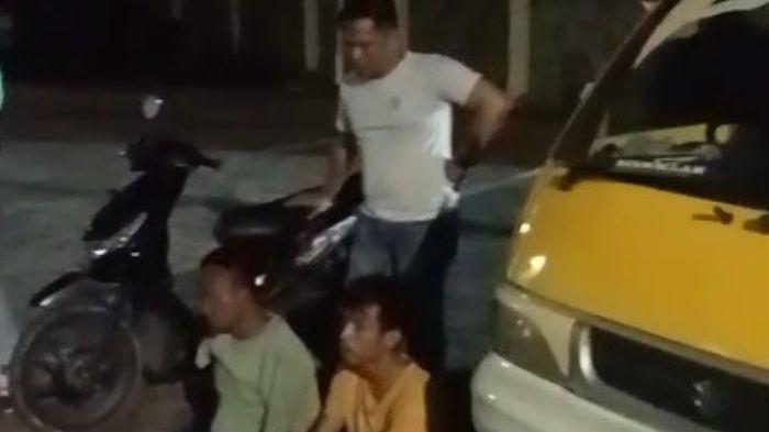 Turun-Dari-Angkotnya-2-Sopir-di-Palembang-Viral-Curi-Motor-Guru-Les-Mandarin-di-Sudirman-Ditangkap.jpg