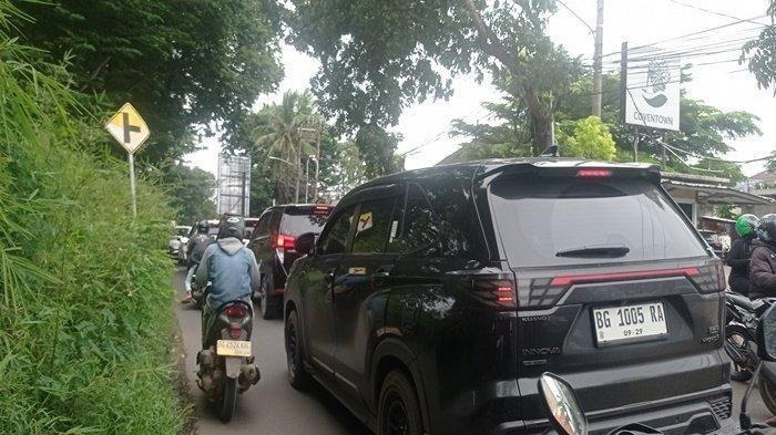 UJI-COBA-SATU-ARAH-Situasi-macet-di-Jalan-AKBP-Cek-Agus-Palembang.jpg