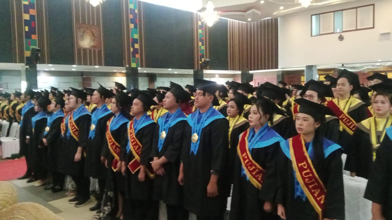 Wisuda ke-22 UKMC, Rektor Tekankan Pentingnya Soft Skill untuk Menghadapi Tantangan Global