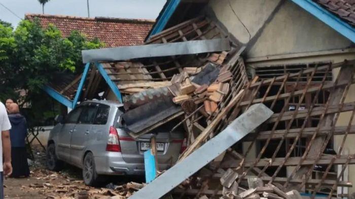 Viral Hindari Lubang, Mobil Innova Serempet Motor Hingga Tabrak Rumah di Musi Rawas Hingga Hancur