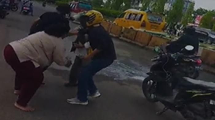 Viral Wanita di Palembang Kumpulkan Uang Jutaan Pengendara Motor yang Jatuh dan Diserahkan ke Polisi
