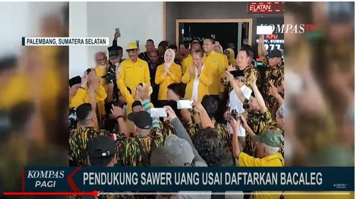Viral-Pendukung-Golkar-Saling-Sawer-Uang-Saat-Daftarkan-Bacaleg-Pemilu-2024-di-Kantor-KPU-Sumsel.jpg
