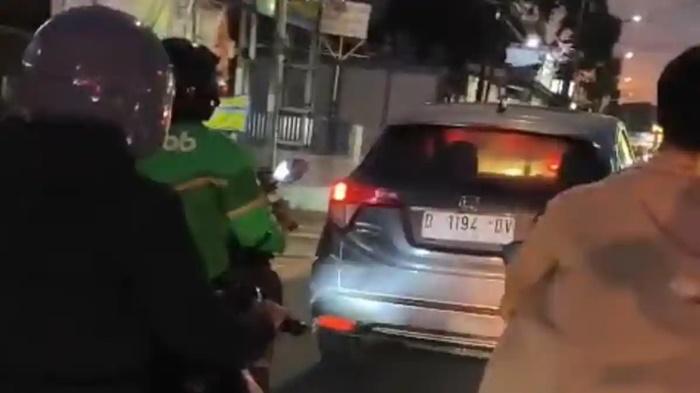 Viral-pengendara-mobil-Honda-HRV-bernomor-polisi-D-1194-DV.jpg
