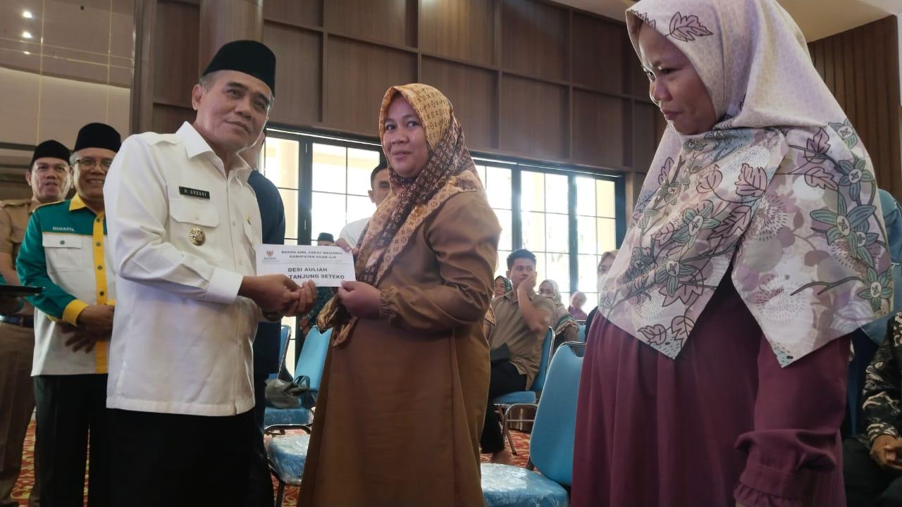 Wabup-Ardani-menyerahkan-bantuan-kepada-guru-ngaji-tradisional-di-Ogan-Ilir.jpg