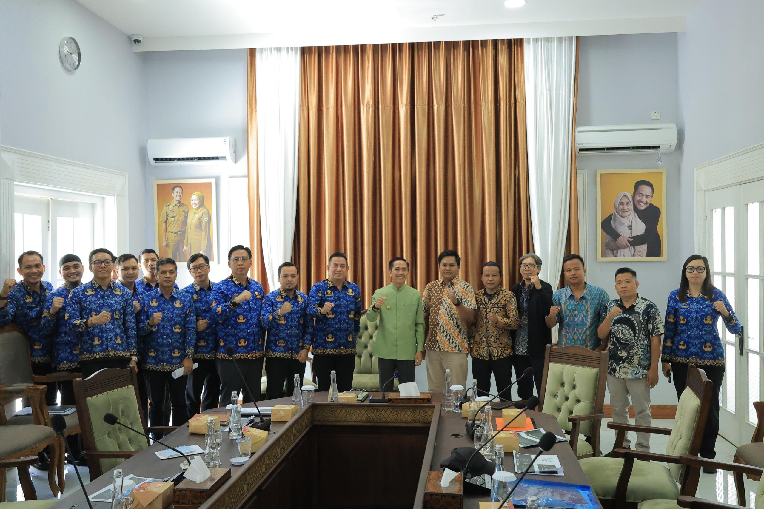 Wali-Kota-Palembang-Ratu-Dewa-di-rumah-dinasnya-menerima-audiensi-dari-Sumsel-Bersih.jpg