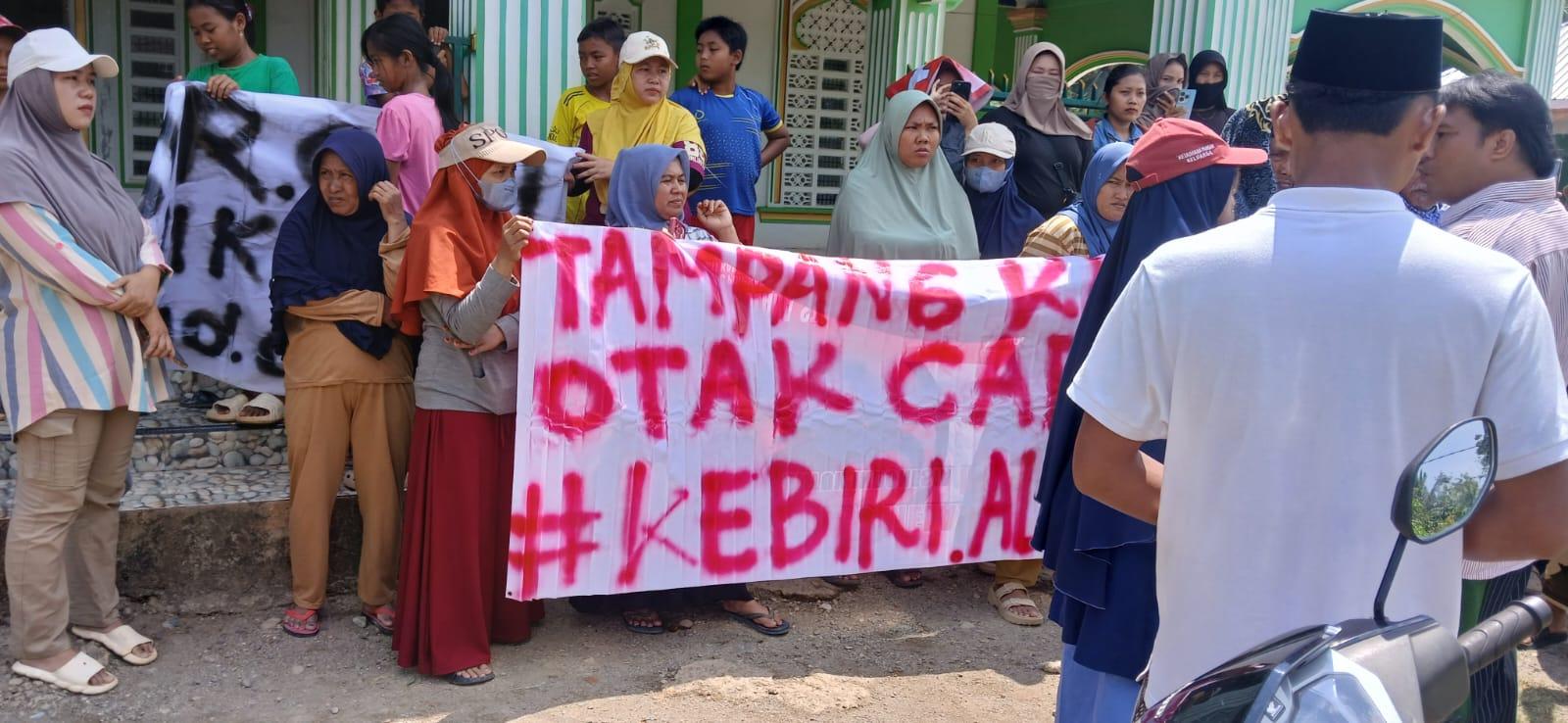 Warga Geruduk Ponpes di Cempaka Sakti Lahat, Usai Pimpinannya Diduga Lakukan Asusila, Pelaku Kabur