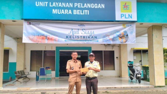 Warga Prabumulih I Musi Rawas Ngeluh, Barang Eletronik Mereka Rusak Karena Tegangan Listrik Rendah