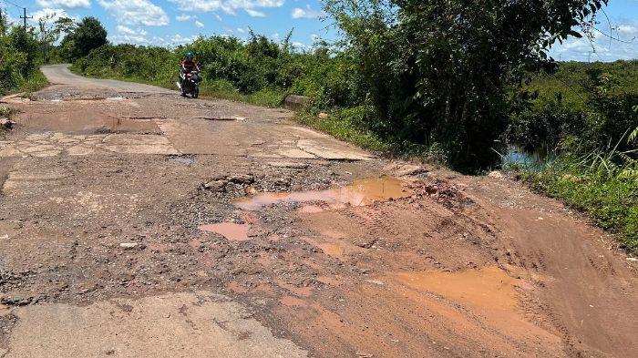 Warga Resah, Jalan Kolonel H. Nazom Nurhawi Muba Rusak Parah, Sebabkan Beberapa Pengendara Jatuh