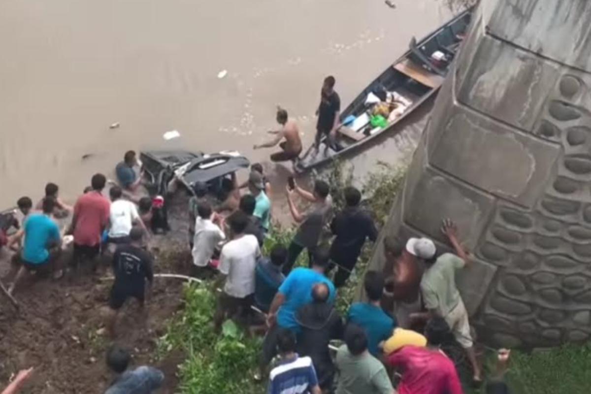 Warga-membantu-mengevakuasi-korban-mobil-terjun-ke-sungai-Kelingi-di-Desa-Lubuk-Muda.jpg