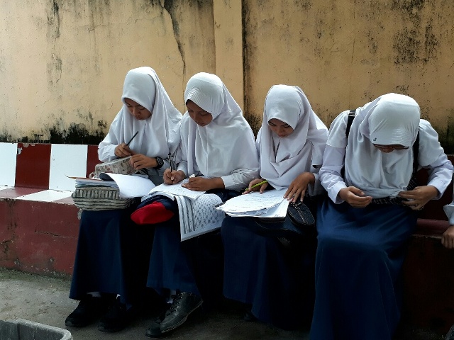 abel-nomor-tiga-dari-kanan-red-ketika-belajar-di-halaman-sekolah-sebelum-mengikuti-unbk_20180424_202356.jpg