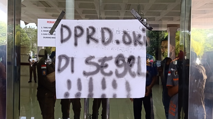 Massa Segel Kantor DPRD OKI, Buntut Wakil Rakyat Tak Ada yang Temui Pendemo