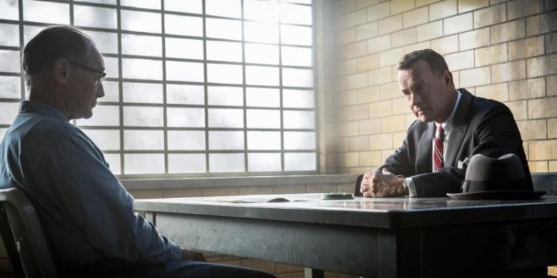 aksi-tom-hanks-dalam-salah-satu-adegan-film-bridge-of-spies_20151115_160047.jpg