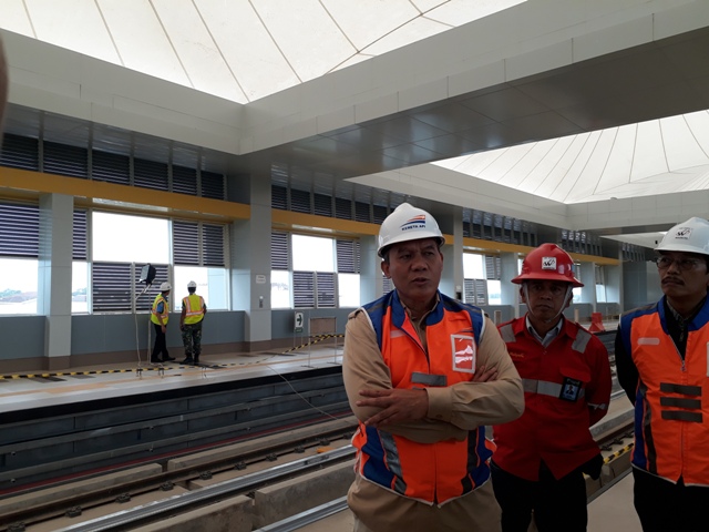 anggota-dpr-ri-komisi-v-bambang-haryo-soekartono-saat-meninjau-stasiun-light-rail-transit-lrt_20180625_192354.jpg