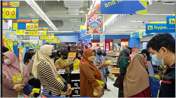 antrean-warga-membeli-minyak-goreng-di-hypermat-ps-mall-rabu-232022.jpg