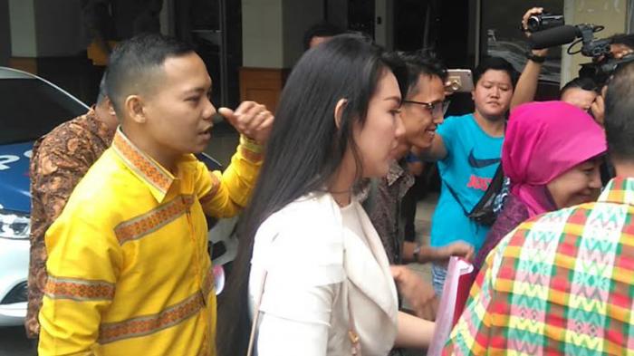 ario-kiswinar-teguh-bersama-sang-ibunda-aryani-soenarto-serta_20160930_152845.jpg
