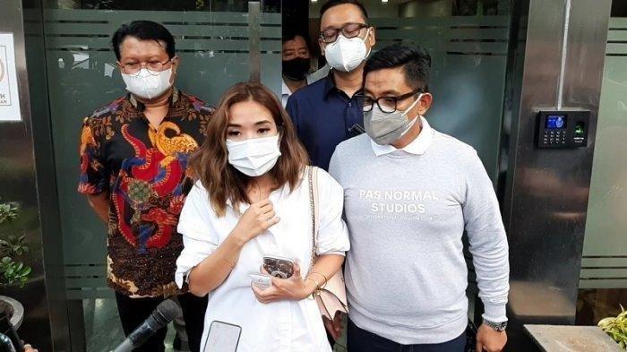 artis-gisella-anastasia-saat-memberikan-keterangan-pers-seusai-diperiksa-5-jam.jpg