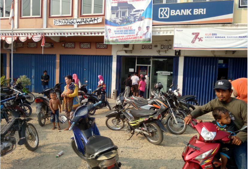 Uang Rp 1 Juta Program Keluarga Harapan Muratara Cair, Antrean di ATM Terjadi Sejak Pagi