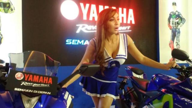 baby-margaretha-berpose-seksi-di-booth-yamaha-indonesia-international-motor-show-2016_20160410_194646.jpg