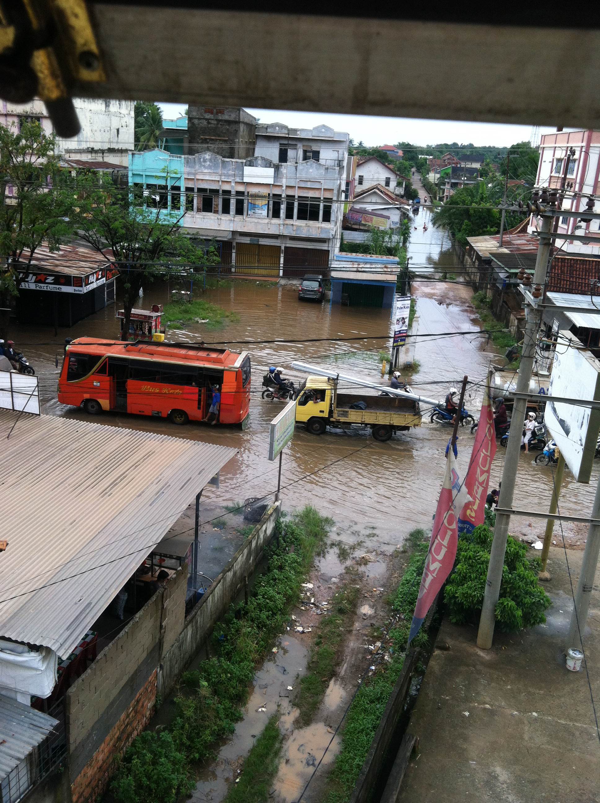 banjir-dibeberapa-ruas-kota-palembang_20160526_185541.jpg