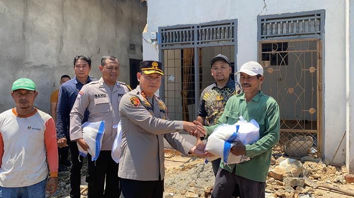 Korban Angin Puting Beliung di Desa Sridadi Dapat Bantuan dari Polres OKU Timur