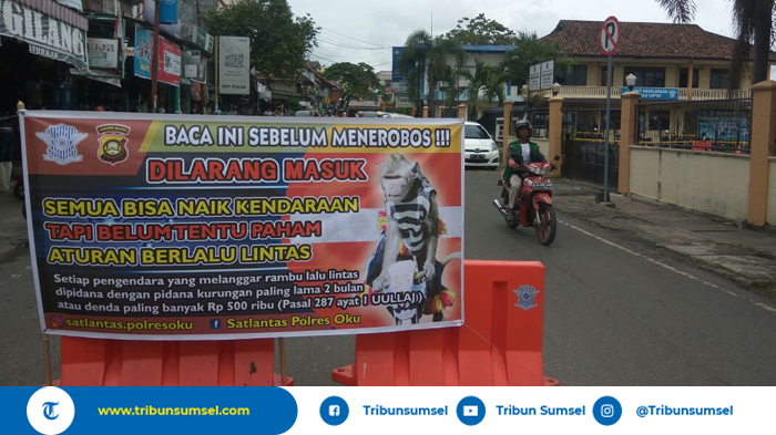 banyaknya-pelanggar-lalu-lintas-di-baturaja-polres-oku-pasang-spanduk-taat-berlalu-lintas_20180420_202719.jpg