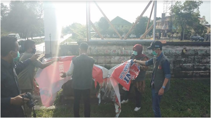 bawaslu-ogan-ilir-bersama-satpol-pp-dan-kepolisian-lakukan-penertiban-alat-peraga-kampanye.jpg