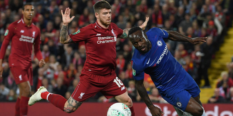 bek-sayap-liverpool-alberto-moreno-kiri-saat-berduel-berebut-bola-dengan-gelandang-chelsea_20180927_024813.jpg