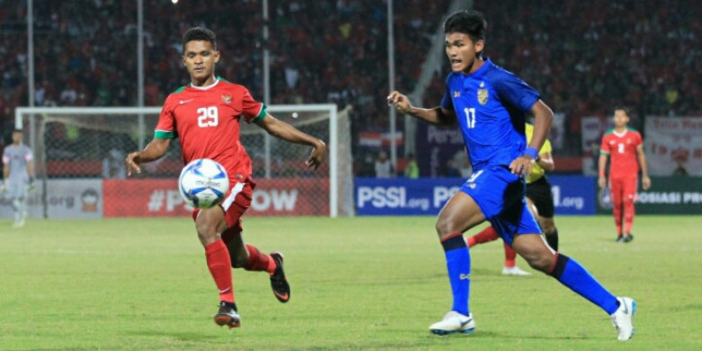 bek-u-19-indonesia-david-kevin-rumakiek-menjauhkan-bola-dari-pemain-timnas-u-19-thailand_20180709_215608.jpg