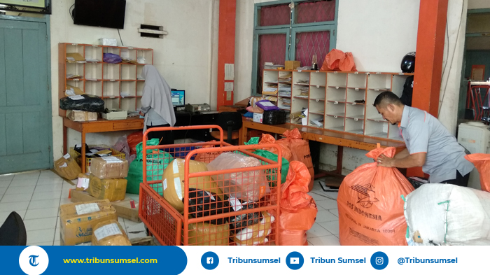 belum-sepekan-ramadan-pengiriman-paket-pempek-meningkat-15-persen-di-kantor-pos-lubuklinggau_20180521_162659.jpg