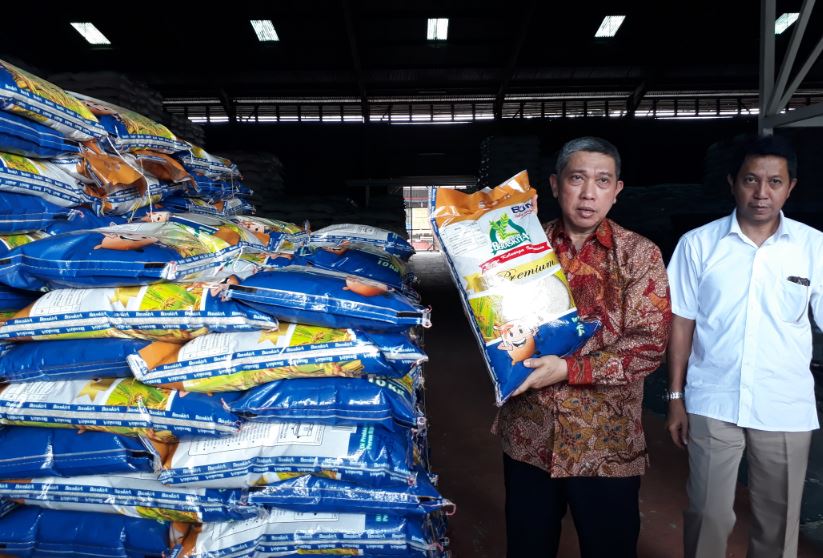 beras-bulog-cek-di-gudang.jpg