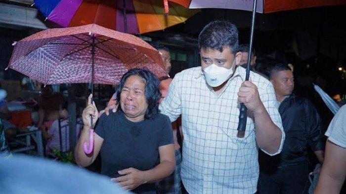 'Pak Bobby, Tolong Kami Pak', Tangis Ibu di Rangkulan Bobby Nasution saat Rumahnya Kebanjiran