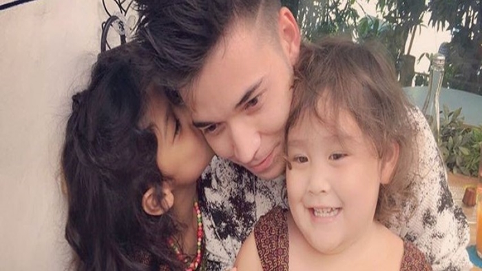 7 Seleb Tampan Ini Buktikan Bisa Jadi Ayah Tiri yang Baik, no 4 Bikin Iri