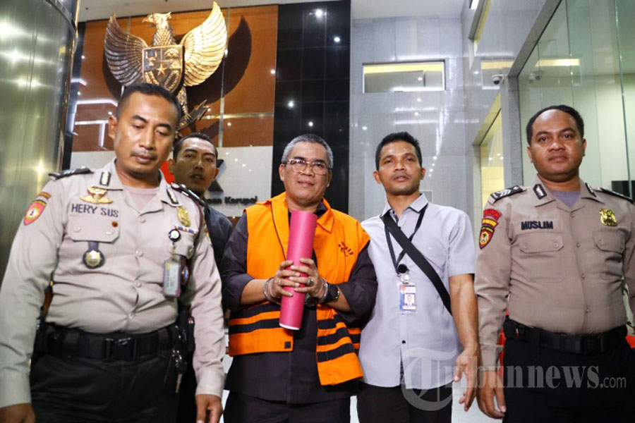 bupati-muaraenim-ahmad-yani-pakai-rompi-tahanan1212.jpg