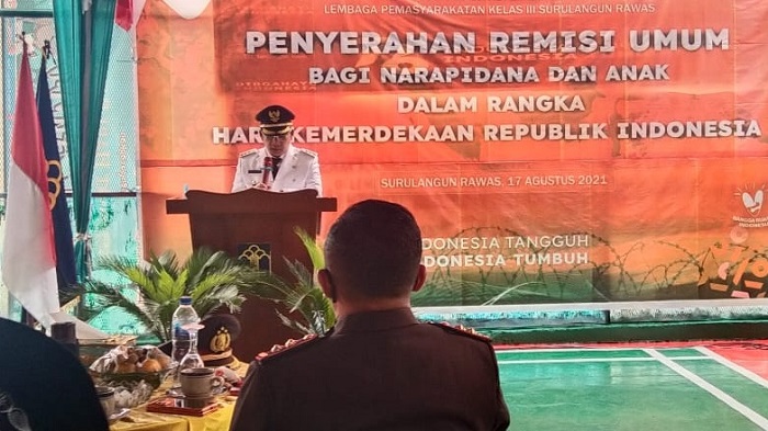 bupati-musi-rawas-utara-devi-suhartoni-saat-menghadiri-remisi-di-lapas-kelas-iii-surulangun-rawas.jpg