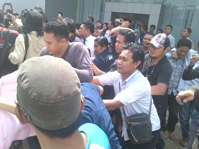 bupati-ogan-ilir-aw-nofiadi-ketika-digiring-ke-dalam-mobil-untuk-dibawa-ke-jakarta_20160314_112240.jpg
