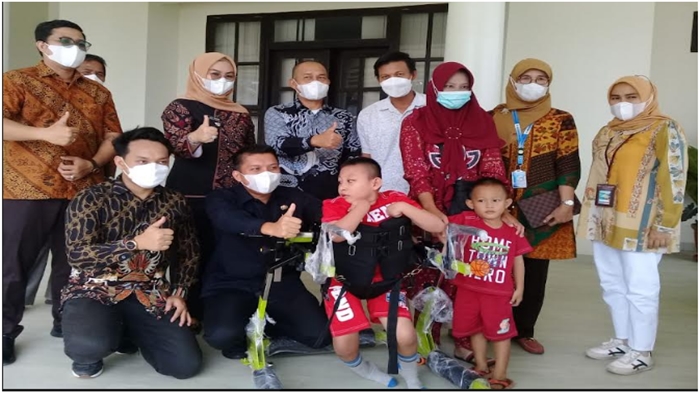 bupati-ogan-ilir-panca-wijaya-akbar-bantu-korban-penyandang-disabilitas.jpg