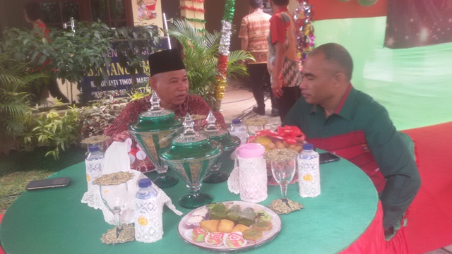 bupati-oku-timur-hm-kholid-md-saat-berkunjung-di-kediaman-kapolres-akbp-audie-s-latuheru_20161225_125757.jpg