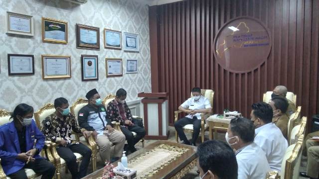 Tindak Lanjut Aksi di DPRD OKU TIMUR, Bupati Enos Sambut Baik Audiensi Mahasiswa