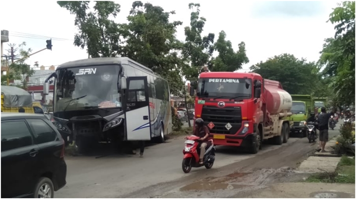 Penumpang Bus AKAP yang Tergelincir di Jalan Soekarno Hatta Lanjutkan Perjalanan Pakai Bus Pengganti