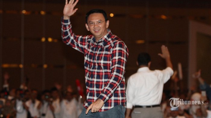 calon-petahana-ahok-melambaikan-tangan-pada-acara-pengundian_20161102_184538.jpg