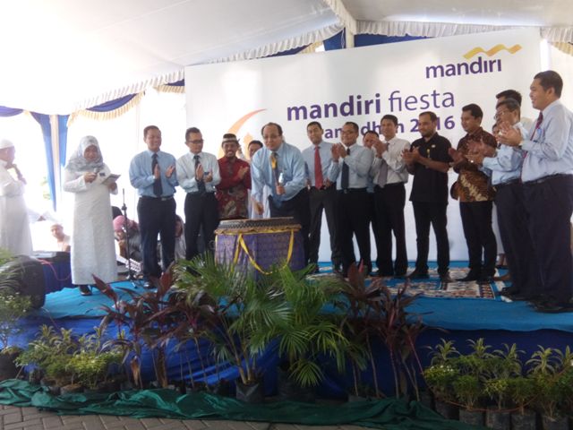ceo-bank-mandiri-sumatera-2-riduan-saat-memukul-beduk-dimulainya-mandiri-fiesta-2016_20160623_140028.jpg
