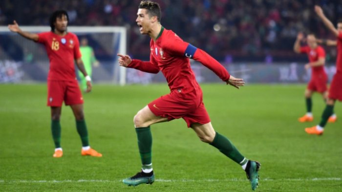 cristiano-ronaldo-merayakan-gol-untuk-timnas-portugal_20180324_065153.jpg