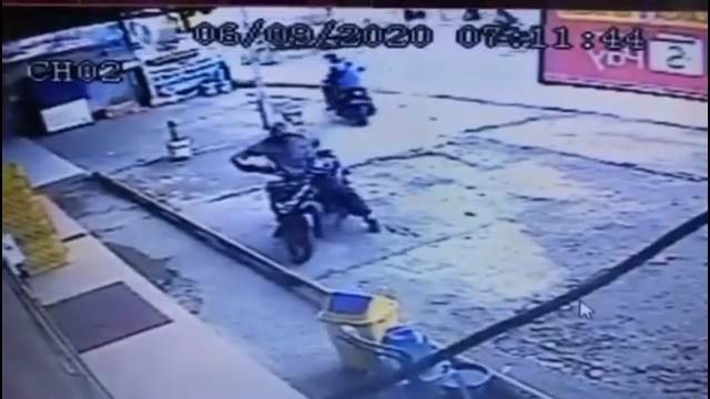 curi-motor-di-minimarket-terekam-cctv.jpg
