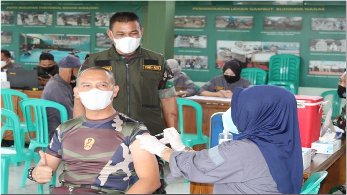 dandim-0402oki-letkol-inf-hendra-saputra-ssos-mm-mipol-suntik-vaksin-booster-sabtu-1922022.jpg