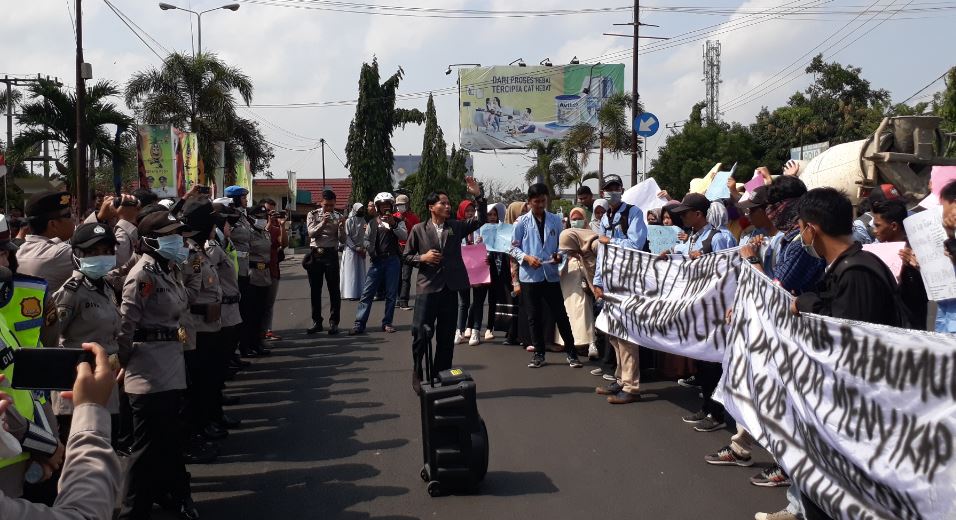 Hari Pertama Ngantor, Anggota DPRD dan Kapolres Prabumulih Dapat Hadiah Demo Mahasiswa