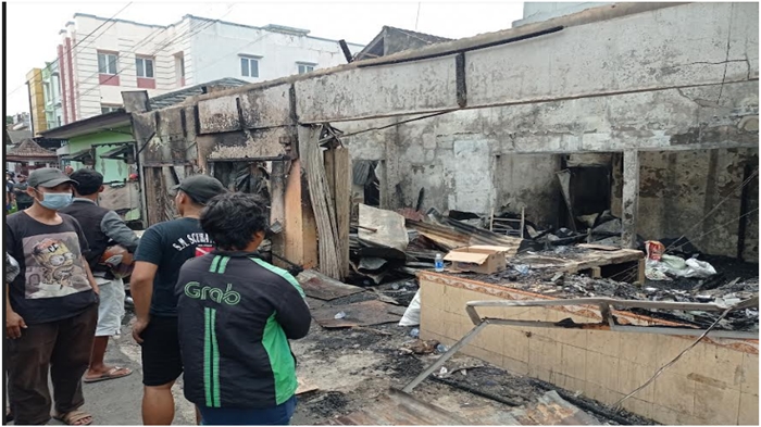 deretan-toko-terbakar-di-jalan-musi-raya-simpang-bombat-sako-rabu-2612022.jpg