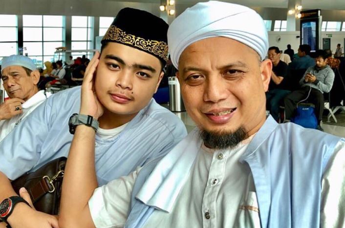 detik-detik-jelang-pemakaman-ustadz-arifin-ilham-jeritan-hati-ameer-azzikra-minta-maaf-ke-sang-ayah.jpg